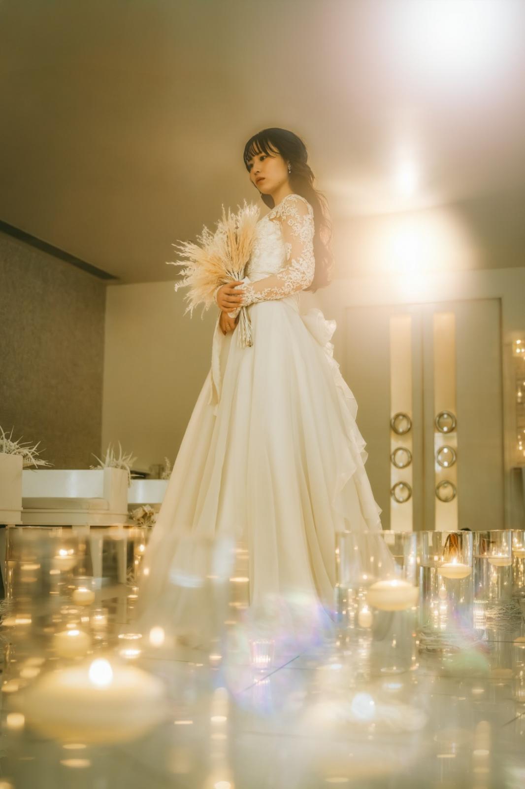 魅力の純白チャペルは、姿を水面に映し出す鏡かのようにお2人をより際立たせて想い出に