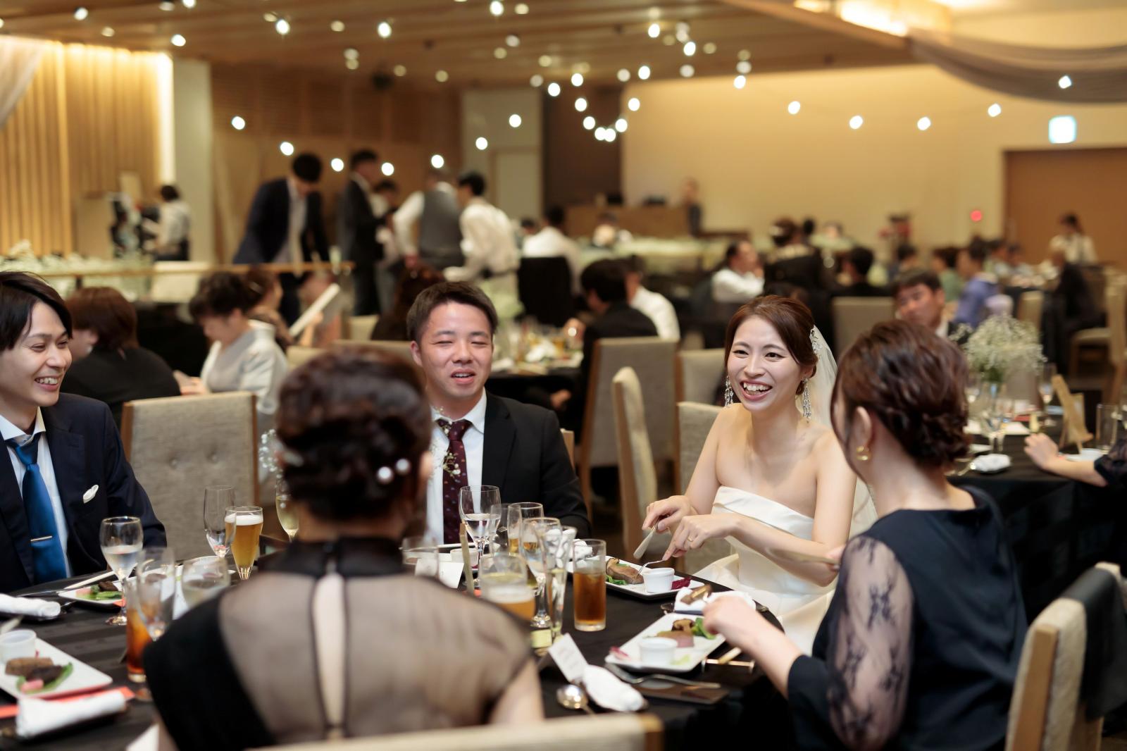 常にゲストの隣で新郎新婦も各テーブルで一緒にお料理を通じて楽しむのジャポナイズウェディングスタイル。