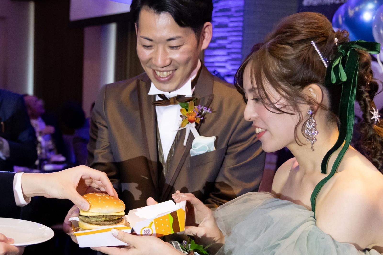 ゲストとアトラクションを楽しみ見つけた最後のバンズ。2人の目の前で乗せて完成すると！？