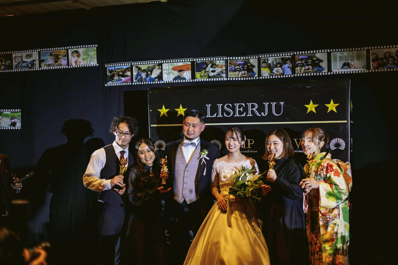 新郎新婦の人生に想い出と成長をくれた仲間に感謝のトロフィーを贈呈