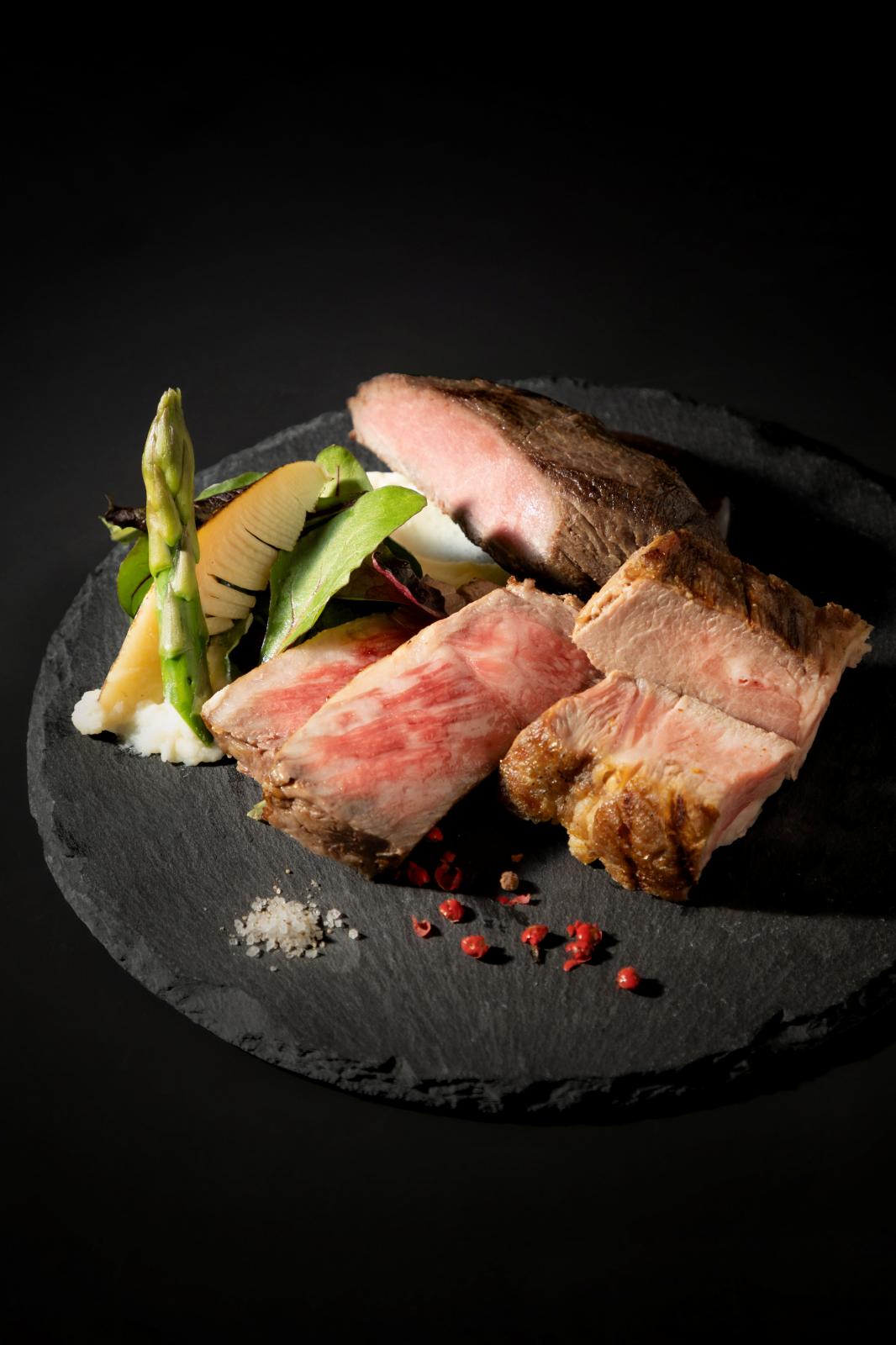 一皿一皿を丁寧に食材の旨味を引き出す為の付け合わせやソース、塩なども地産地消でクオリティ高く提供。