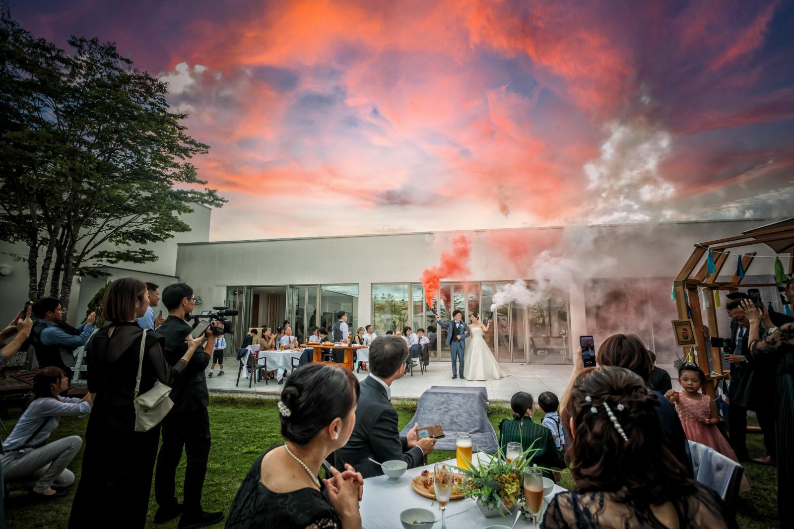 ガーデン＆テラスは、挙式後の感動を噛み締めつつ、これから始まるメインパーティへと会場の盛り上がりを上げていくプレパーティに最適。メインパーティの料理スタイルをマルシェスタイルＢＢＱに変更も可能。