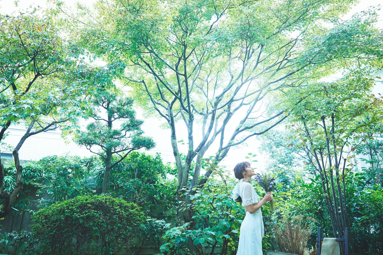 緑あふれる空間が花嫁の美しさをより引き立てる
