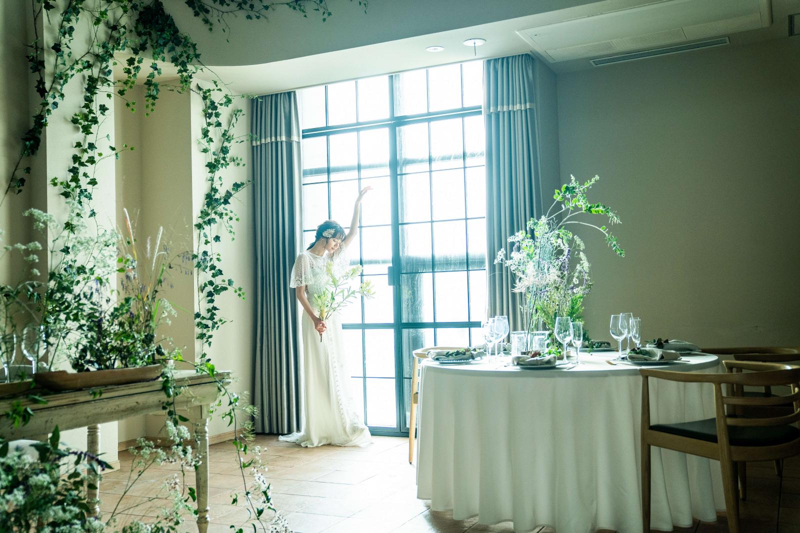 溢れる陽光が花嫁のナチュラルな魅力を引き出すパーティ会場でやすらぎのひと時を