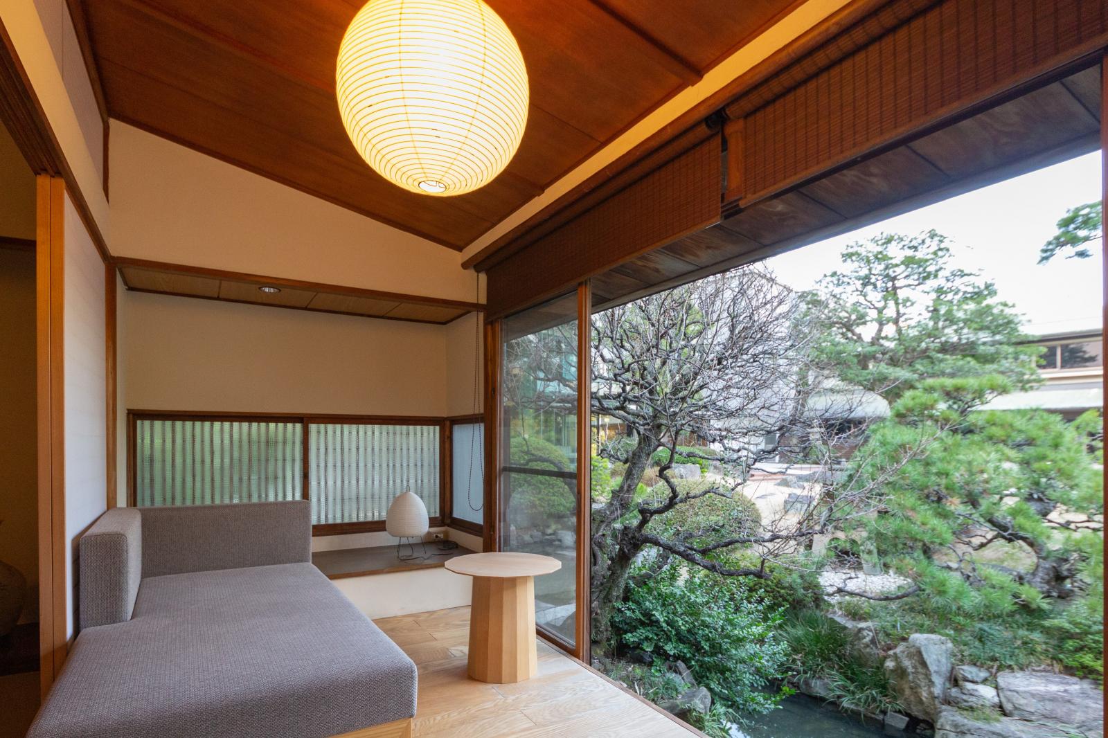 庭園の中に佇む数寄屋造りの建築物【翠水】。プライベートな食事や宿泊をすることができる