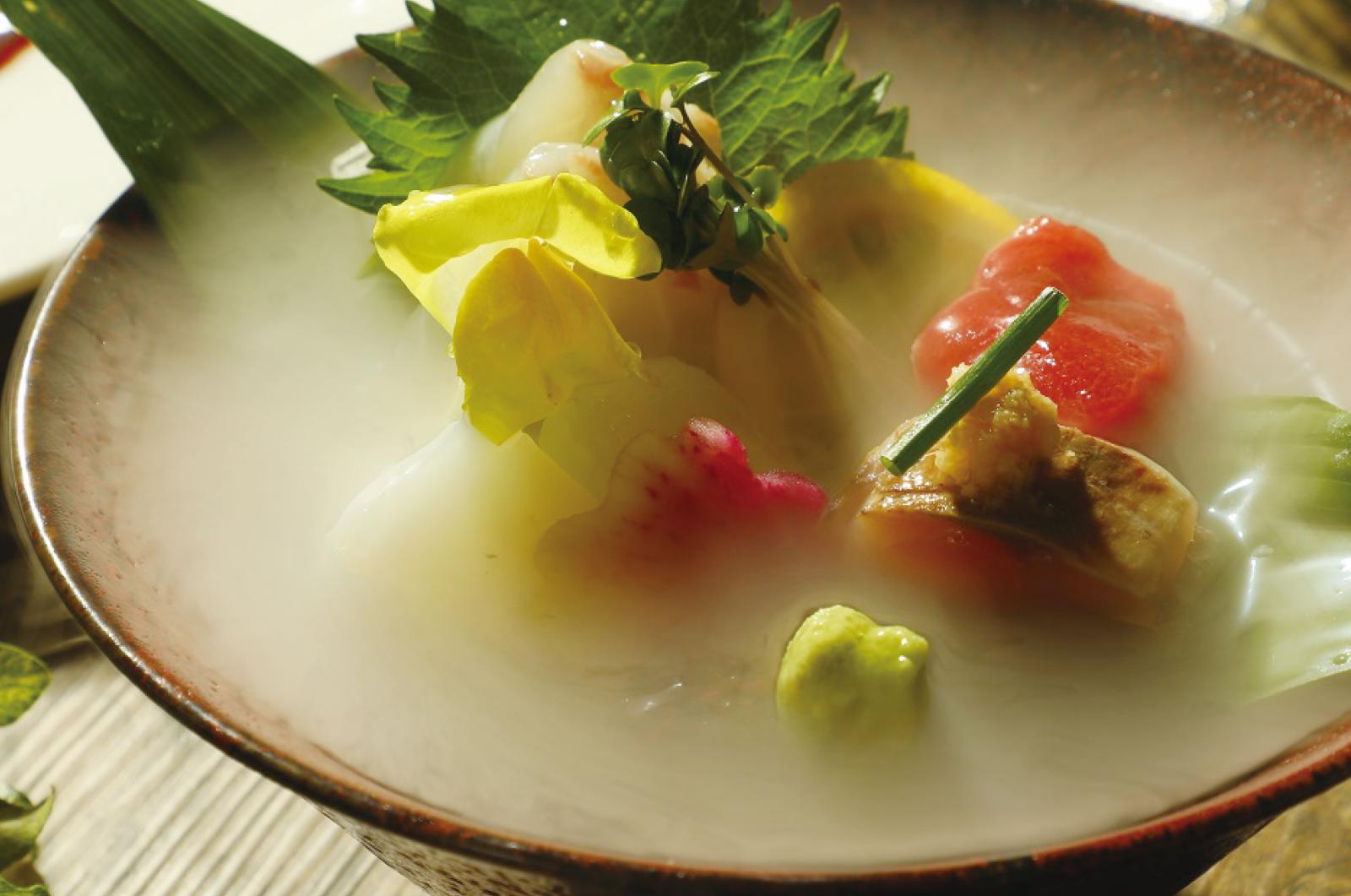 味や見た目はもちろんのこと、お料理の演出にもこだわります。五感で楽しめるお料理に驚きと楽しさをプラス