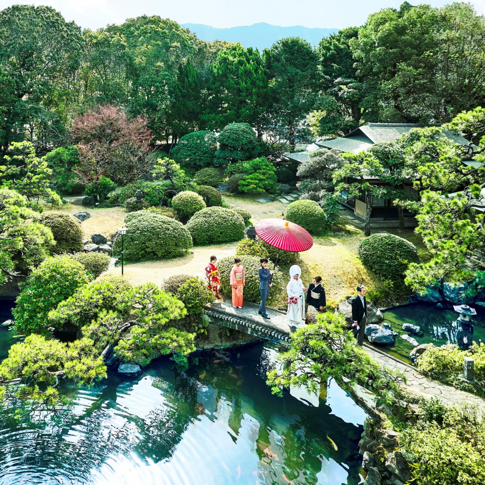 雄大な日本庭園を背景に大切な1日を