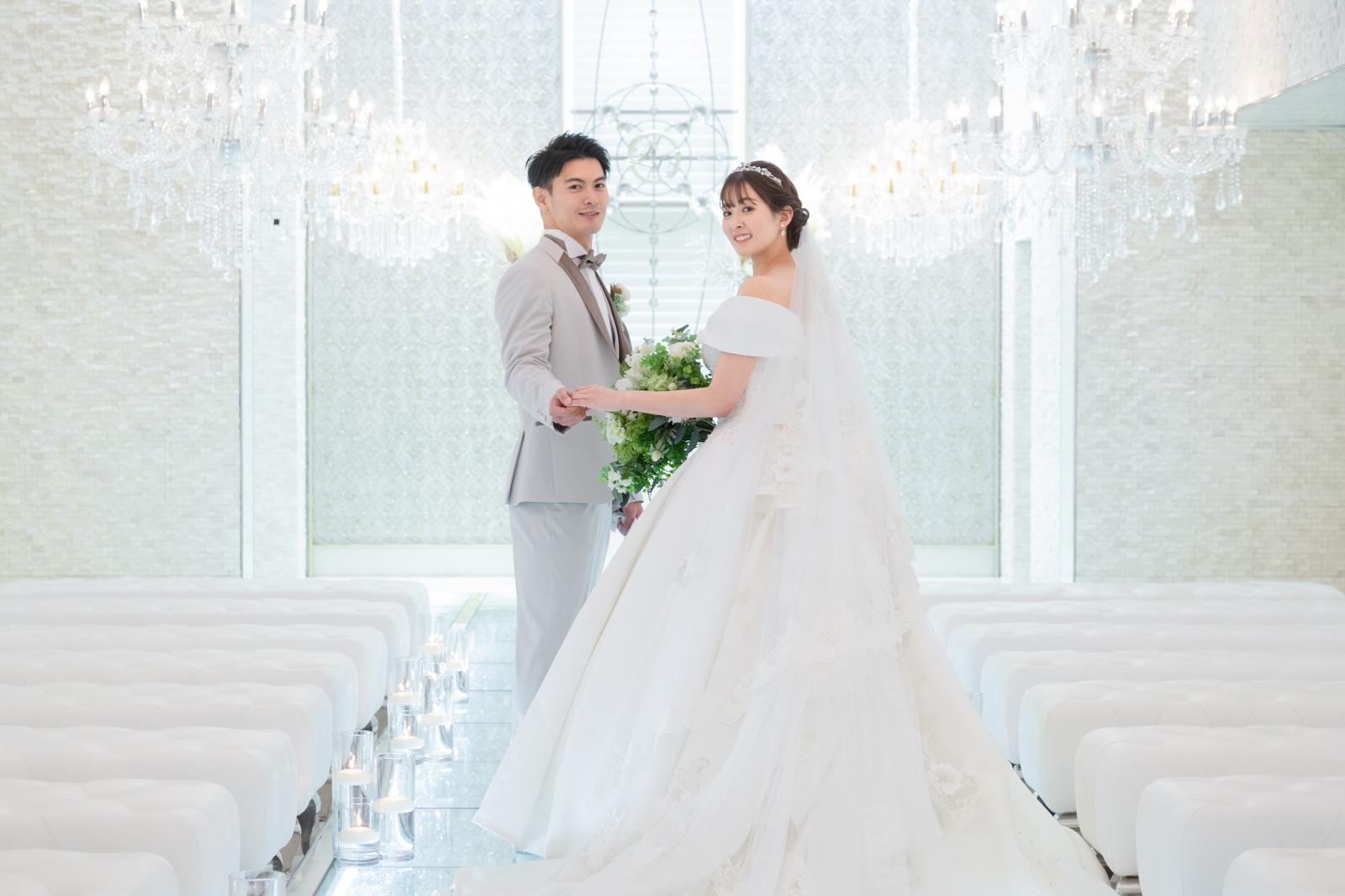 ご新婦様のバックスタイルがきれいに見えるように光を調整