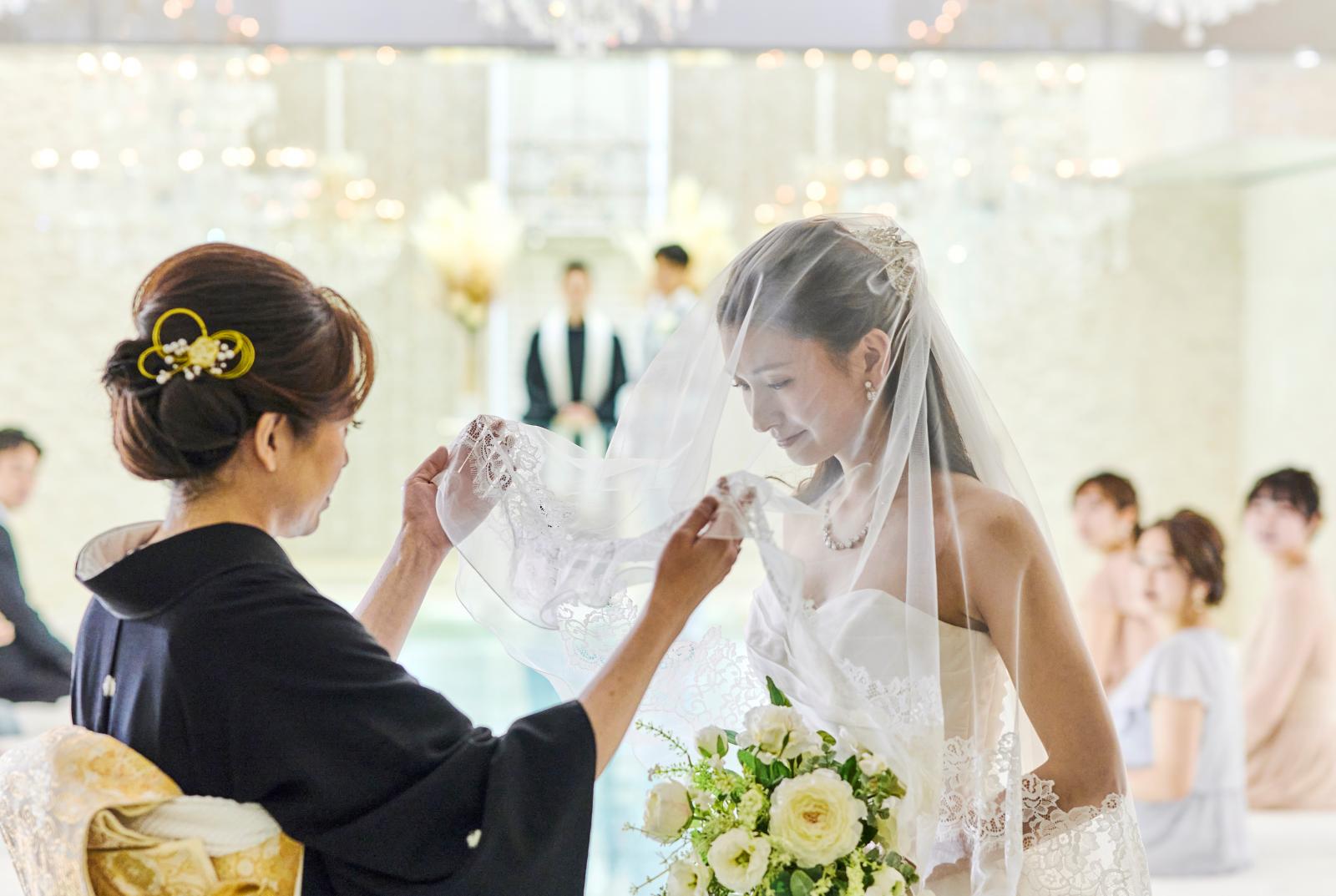 お母様による最後の花嫁支度が感動を伝える