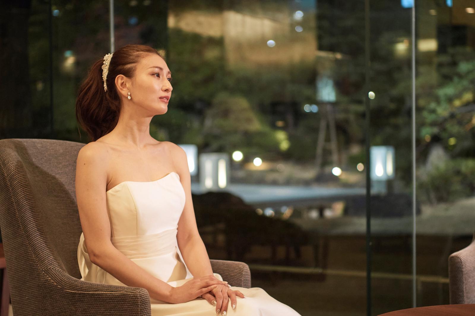 デイタイムの爽やかな笑顔がナイトタイムはまた違った表情に。夜は、花嫁も神秘的に映し出す