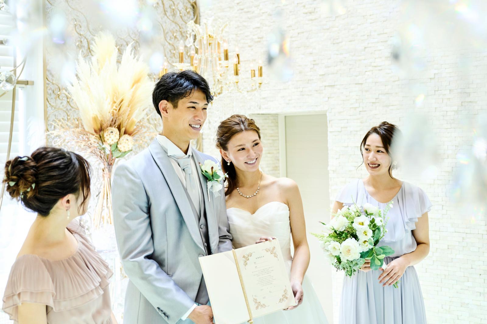 ゲストが立会いの中、結婚証明書にサインを
