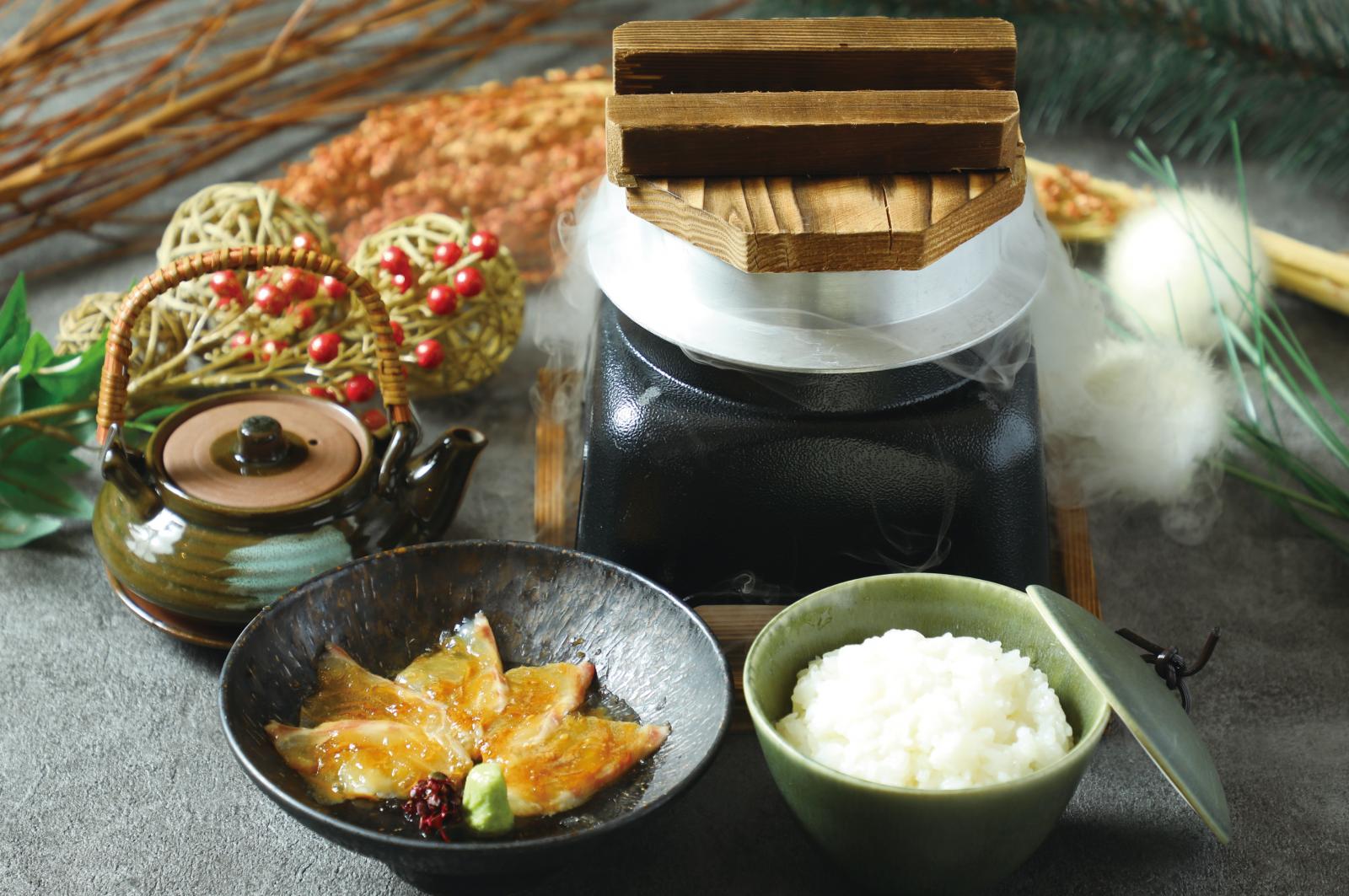 ゲストの目の前で炊き上がったごはんで作る鯛茶漬け。日本料理ならではのおもてなし