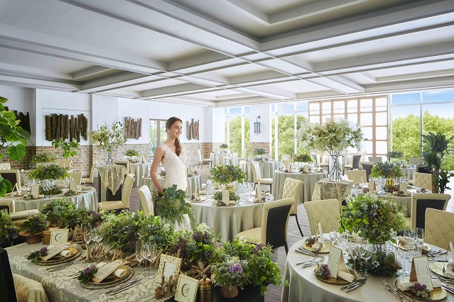 【モダンクリスタル】シックで落ち着いたパーティ会場。窓からは明るい自然光が射し込む心安らぐ空間。