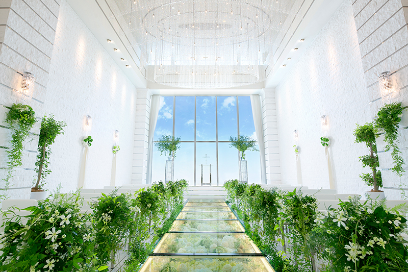 天神駅徒歩30秒、アクセス便利な天神の中心地に佇む9階建ての都市型ゲストハウス。最上階に位置するクリスタルチャペルはまるで空の上にいるかのような開放感が味わえるウエディングステージで最高のセレモニーを