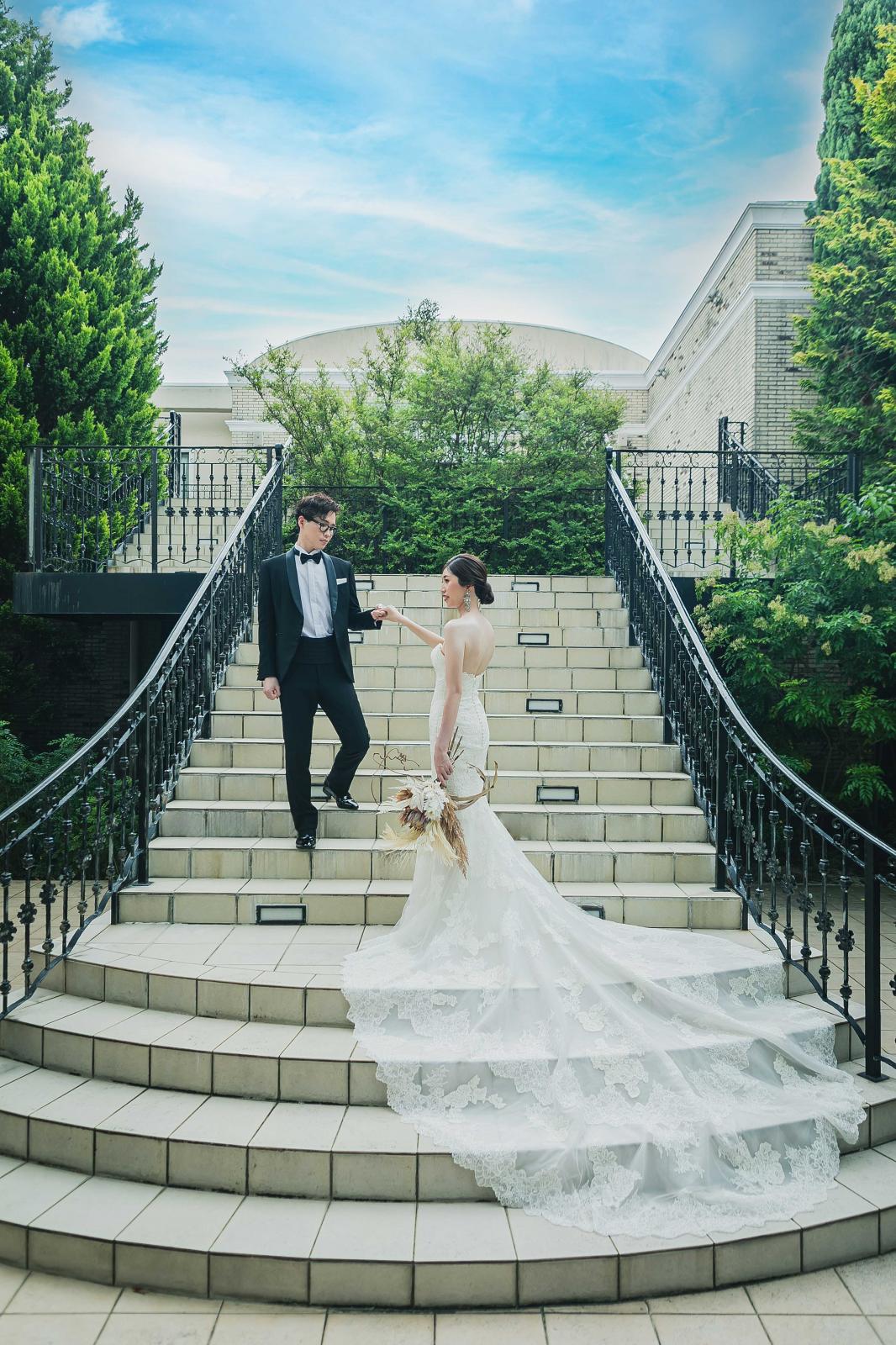 挙式後　大階段にて祝福のフラワーシャワー