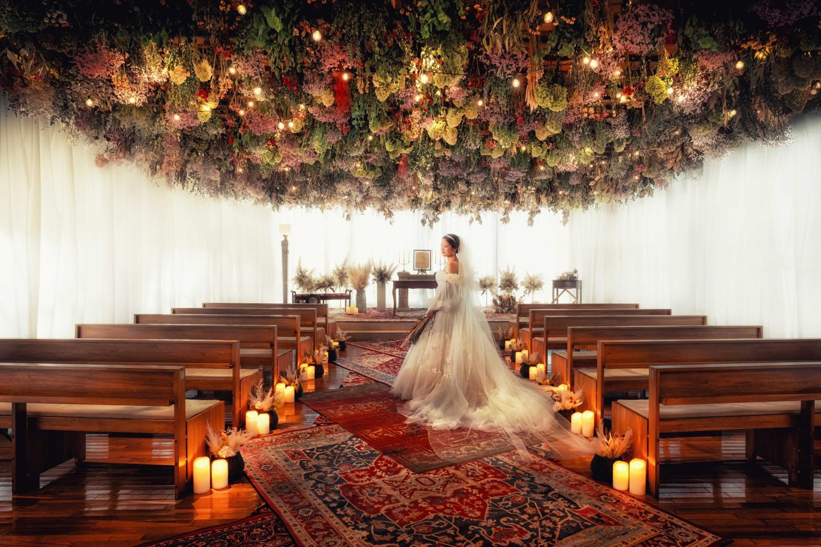 背景が吹き抜けになった窓からは温かな陽差しと風が注ぐ。参加型の人前挙式や憧れのキリスト教挙式も自由