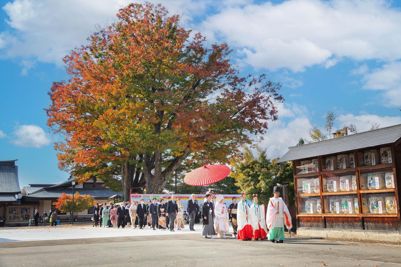 日本古来より伝統の神の前で両家のご縁を結ぶ「神前式」も大人気