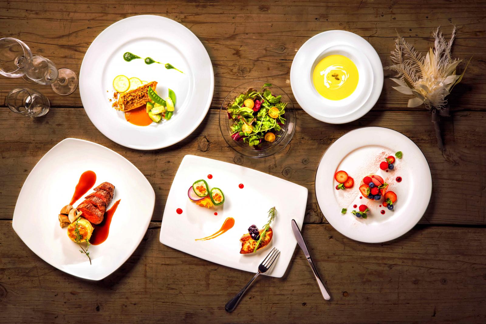 旬を詰め込んだ、ラヴィモアならではの料理とサービスの楽しさをゲストへ。大人から子供まで楽しめるコースをご用意しております。