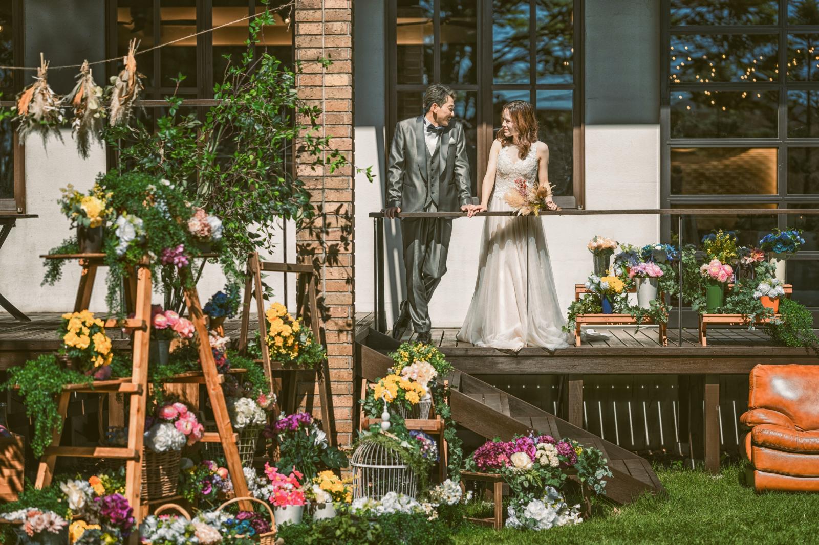 フラワーやバブルでゲストからの祝福を浴びて◎開放的なアフターセレモニーもふたりらしく。