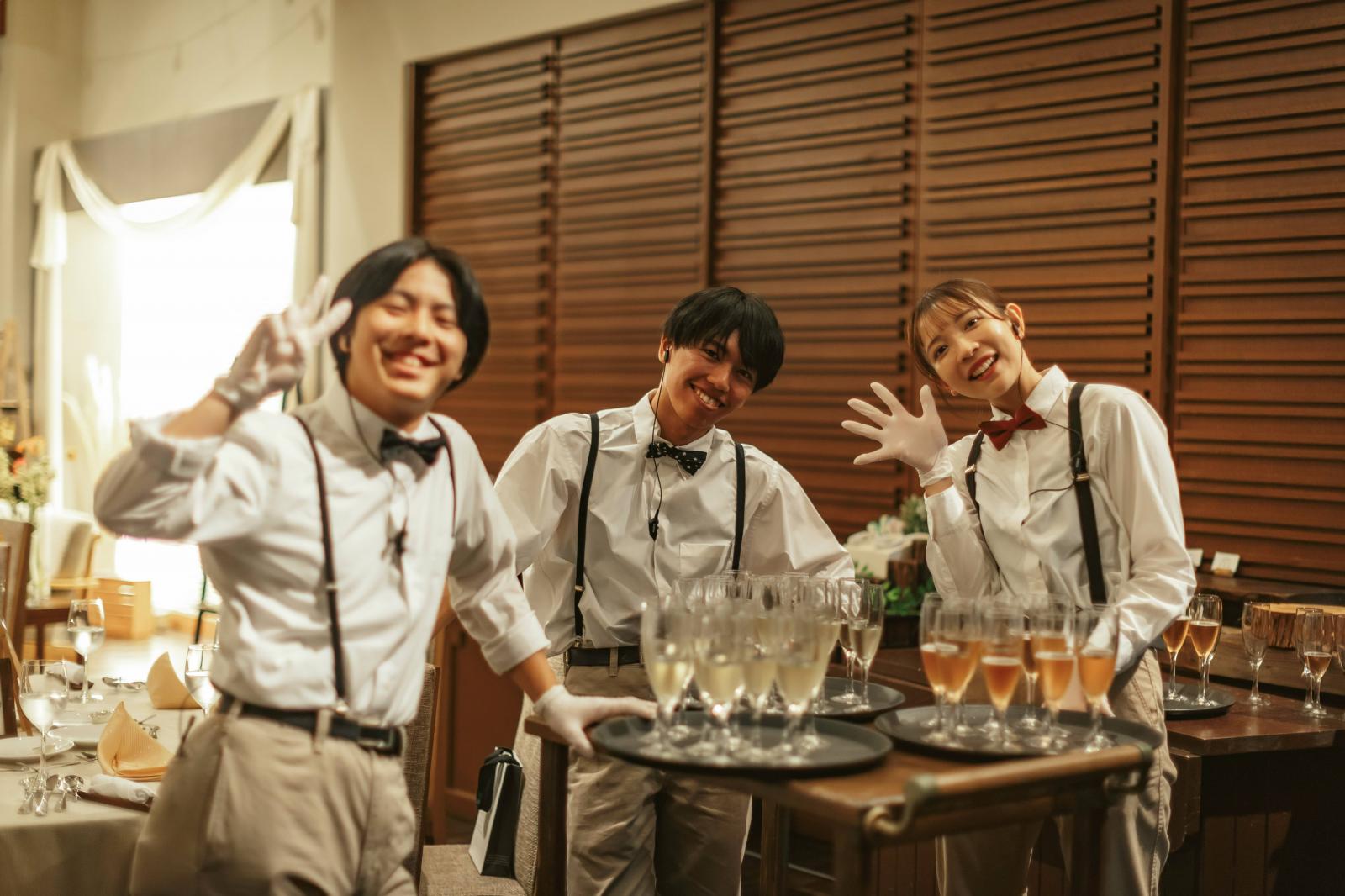 お2人の大切なゲストの皆様を お2人の分身として楽しませるのが、MCを含めサービスパフォーマー達