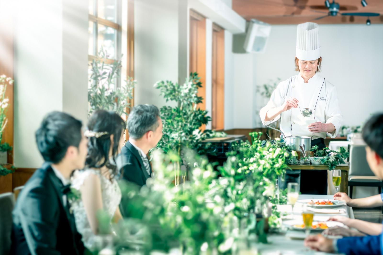 1つのテーブルだからこそ新郎新婦とゲストの会話にも花が咲きます◎