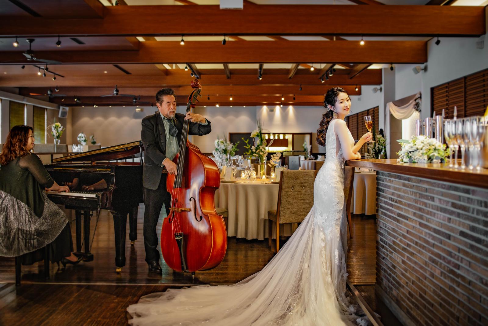 海外みたいな。映画みたいな。自由で開放感溢れて、それでいて美しく、かっこいい。生涯１の想い出を。決まりきった進行も演出もなく、一組一組フルオリジナルの結婚式をプロデュース。