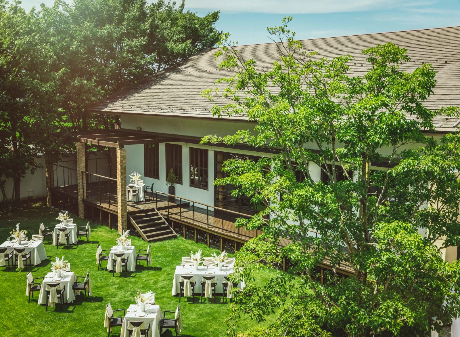 木立に囲まれて建つ納屋のような独立型一軒家邸宅。スタイルも誓いの言葉も自由だからふたりらしい挙式に。