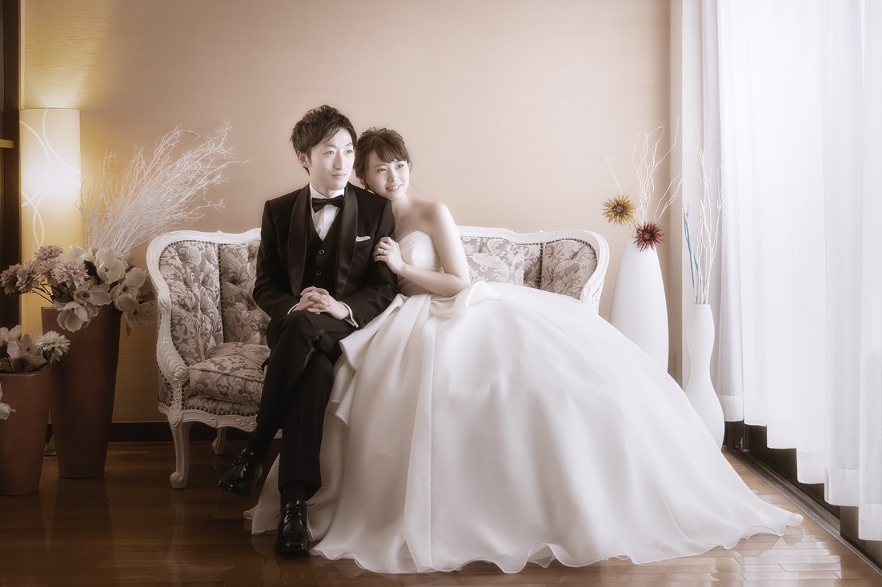 ２人が寛げるブライズルームも絵になる一枚に早変わり。