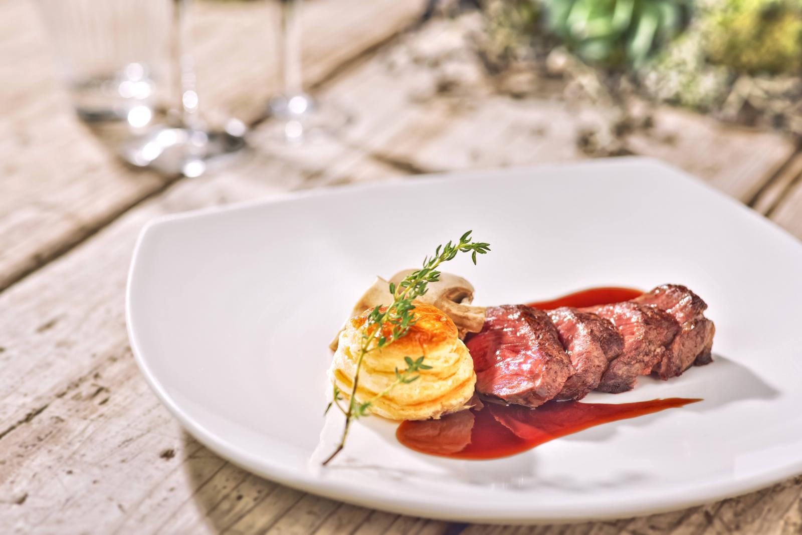 五感で楽しむ料理をコンセプトに味だけでなく、見ても楽しめる料理演出も大人気。