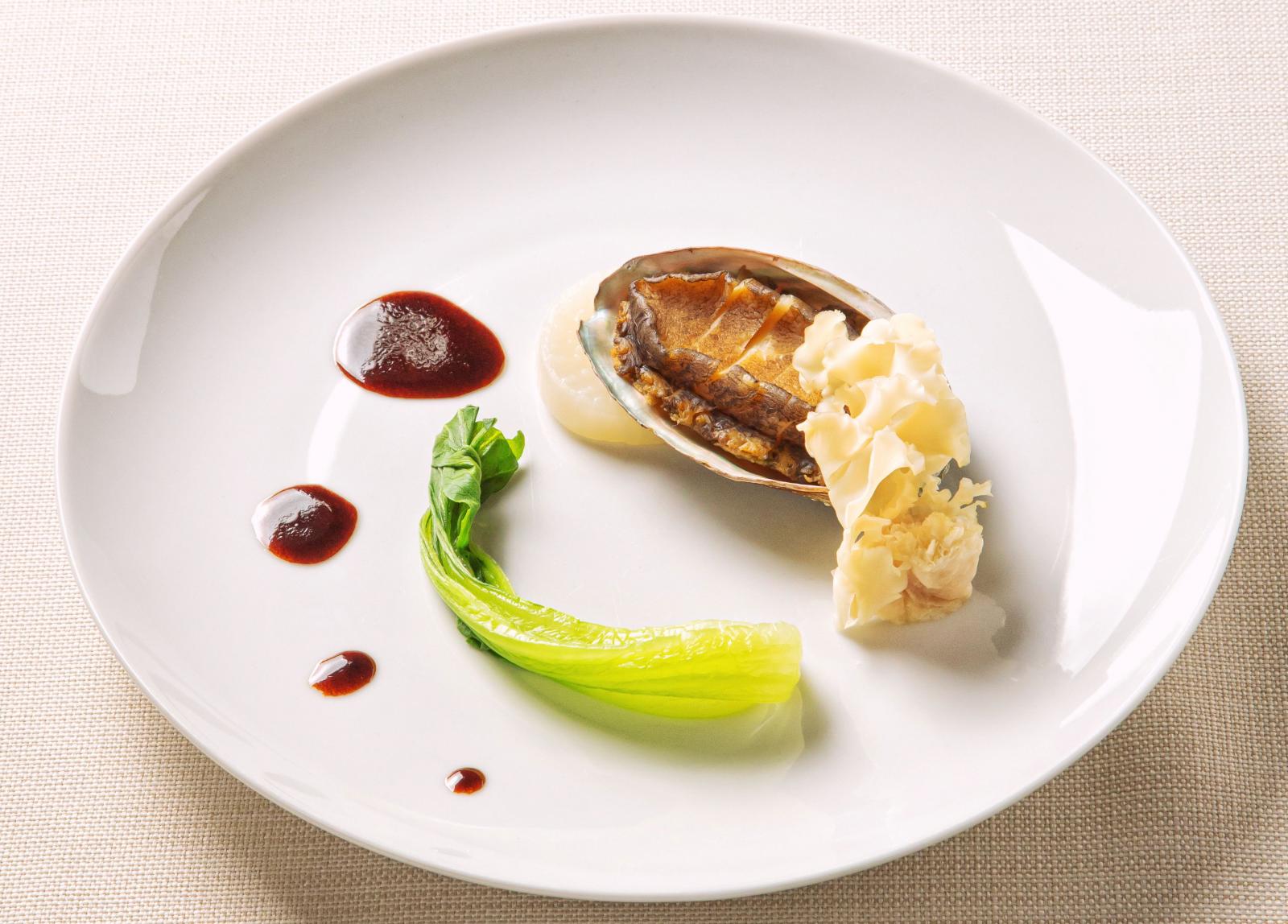 一皿一皿を丁寧に食材の旨味を引き出す為の付け合わせやソース、塩なども地産地消でクオリティ高く提供。