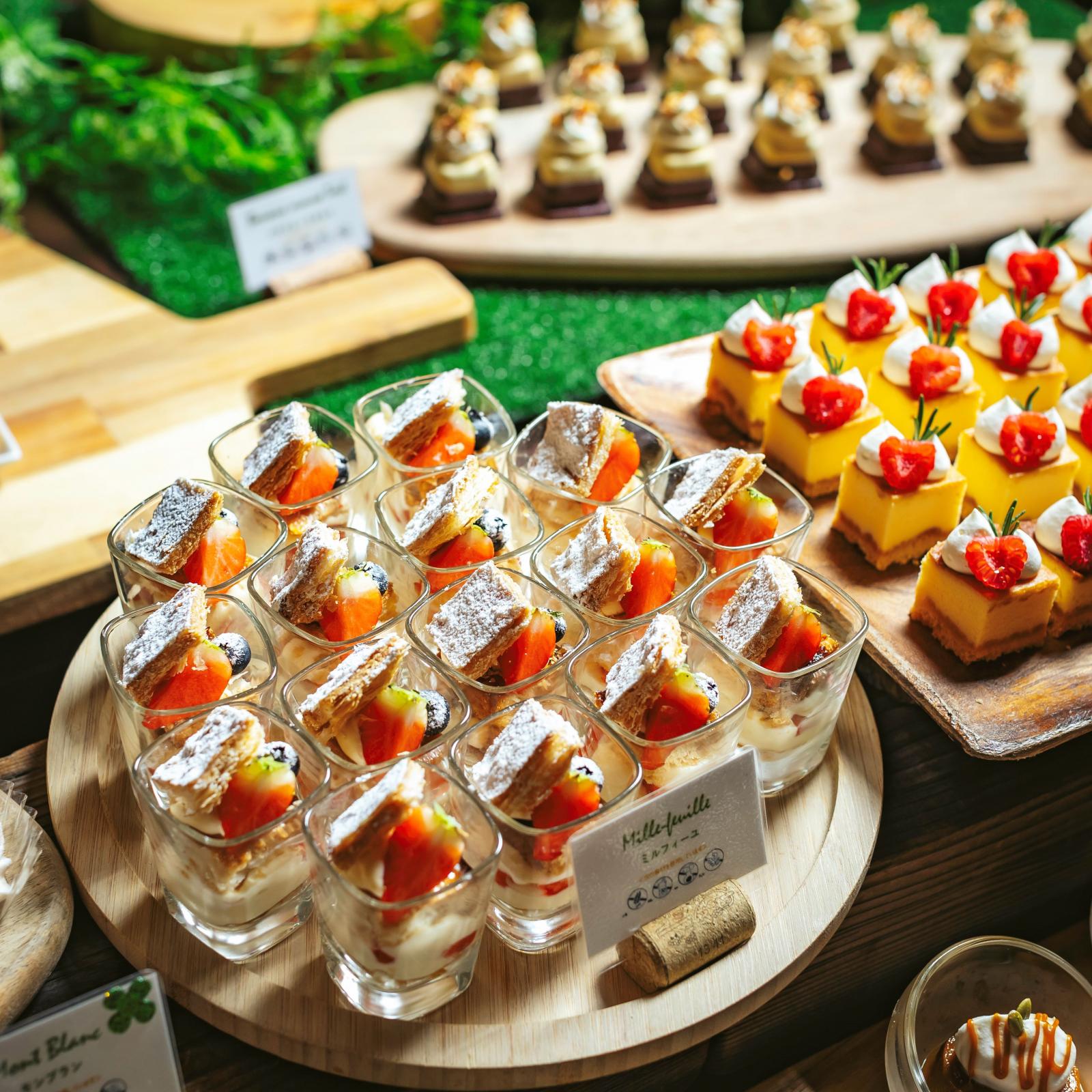 大人気のデザートブッフェはなんと20~30種類！