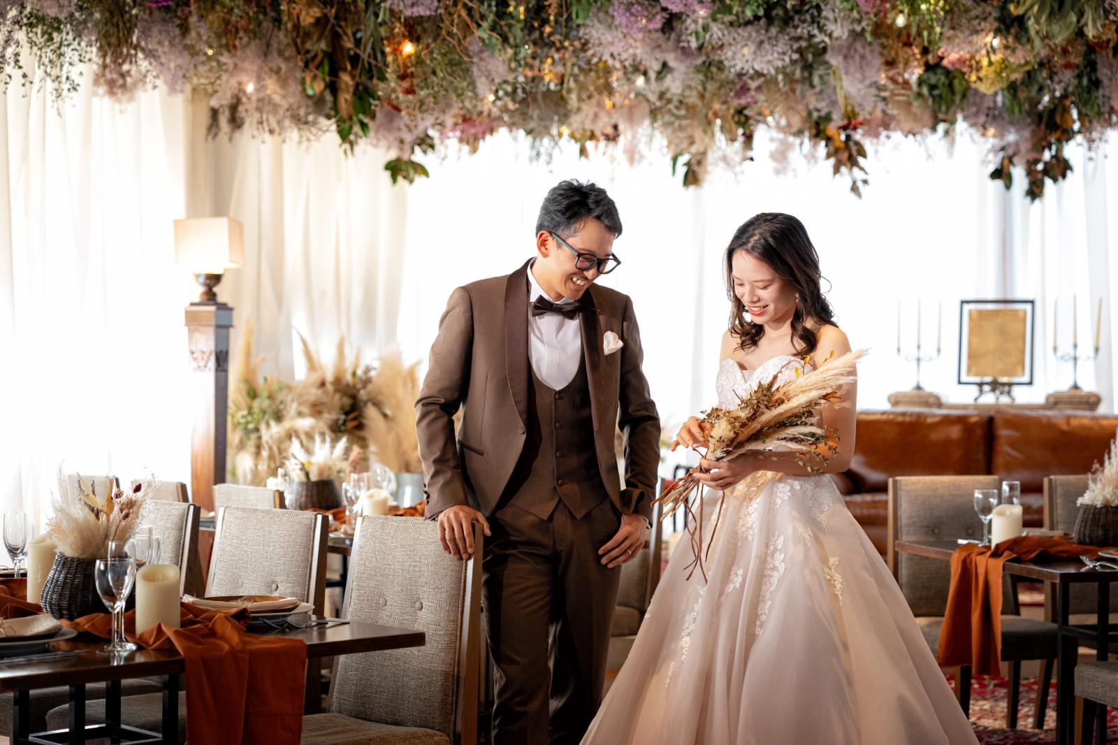 木の温かみを感じられるチャペルはドライフラワーに囲まれたまさに非日常の空間