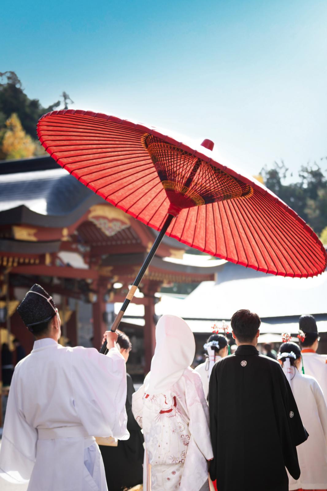 和文化も一生に一度の想い出として人気。格式ある背景と雰囲気は本場ならではだからこそ。