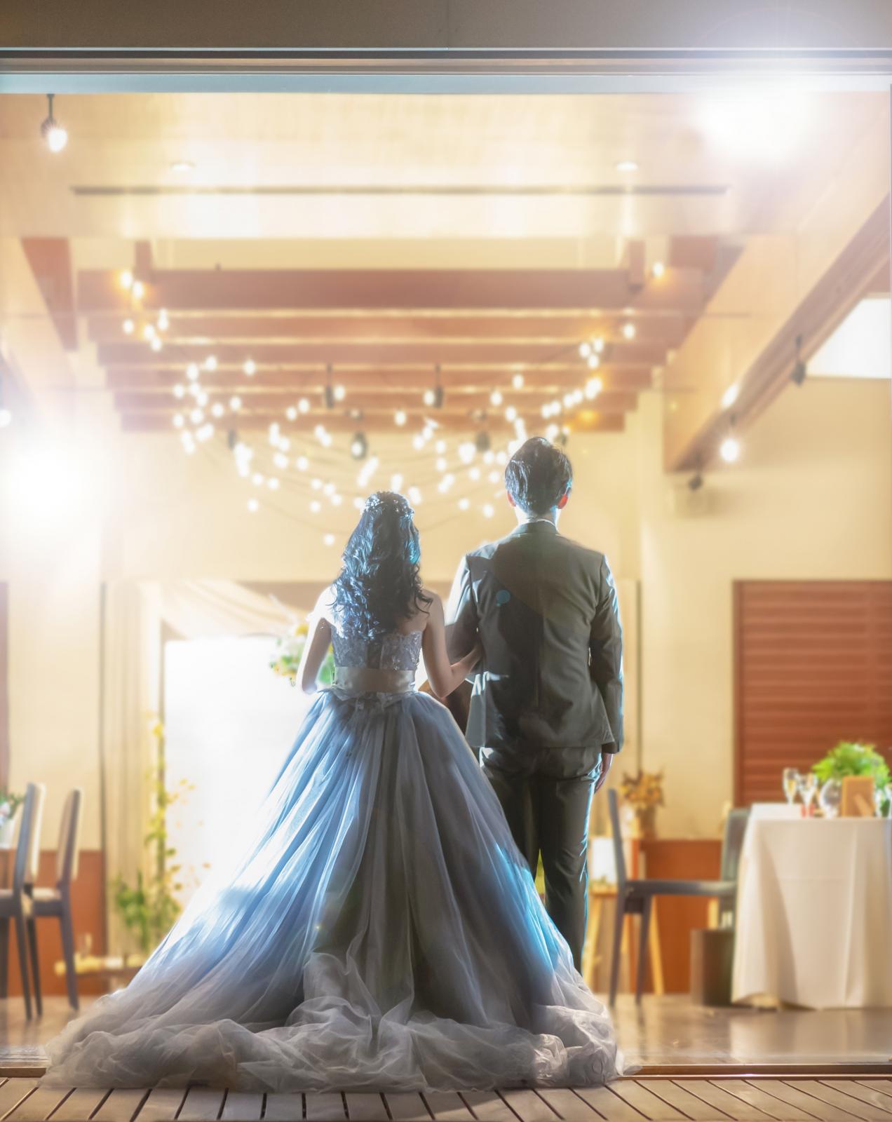 ドラマティックな無数の光がウェディングの森を輝かせる。ナイトパーティーや二次会まで自然の中で