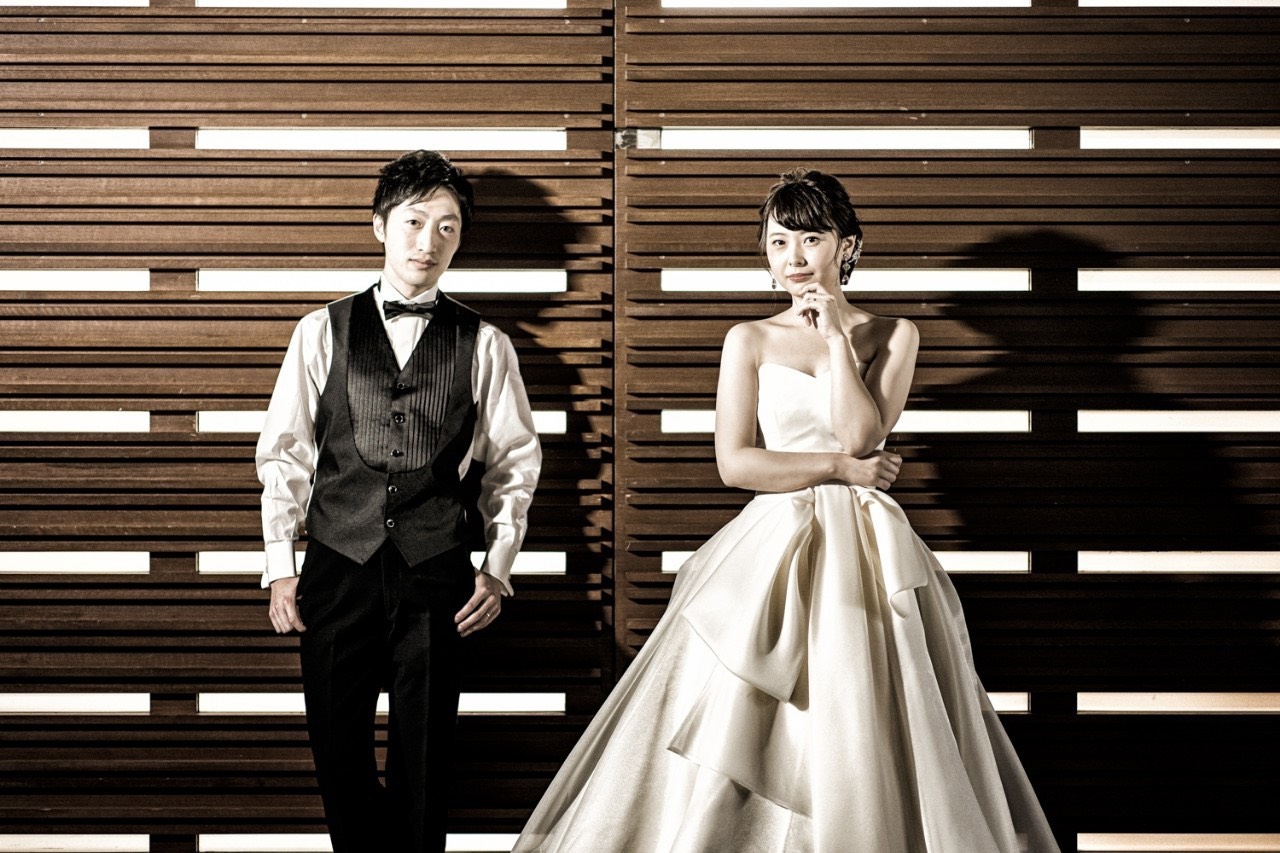 館内にある大型の扉は背景にするとまるで海外のワンシーンのような一枚に。生涯残る想い出だからこそ、お２人が選ぶ会場の中で撮影。ラヴィモア専属のカメラマンだからこそ会場と２人をさらに魅力的に