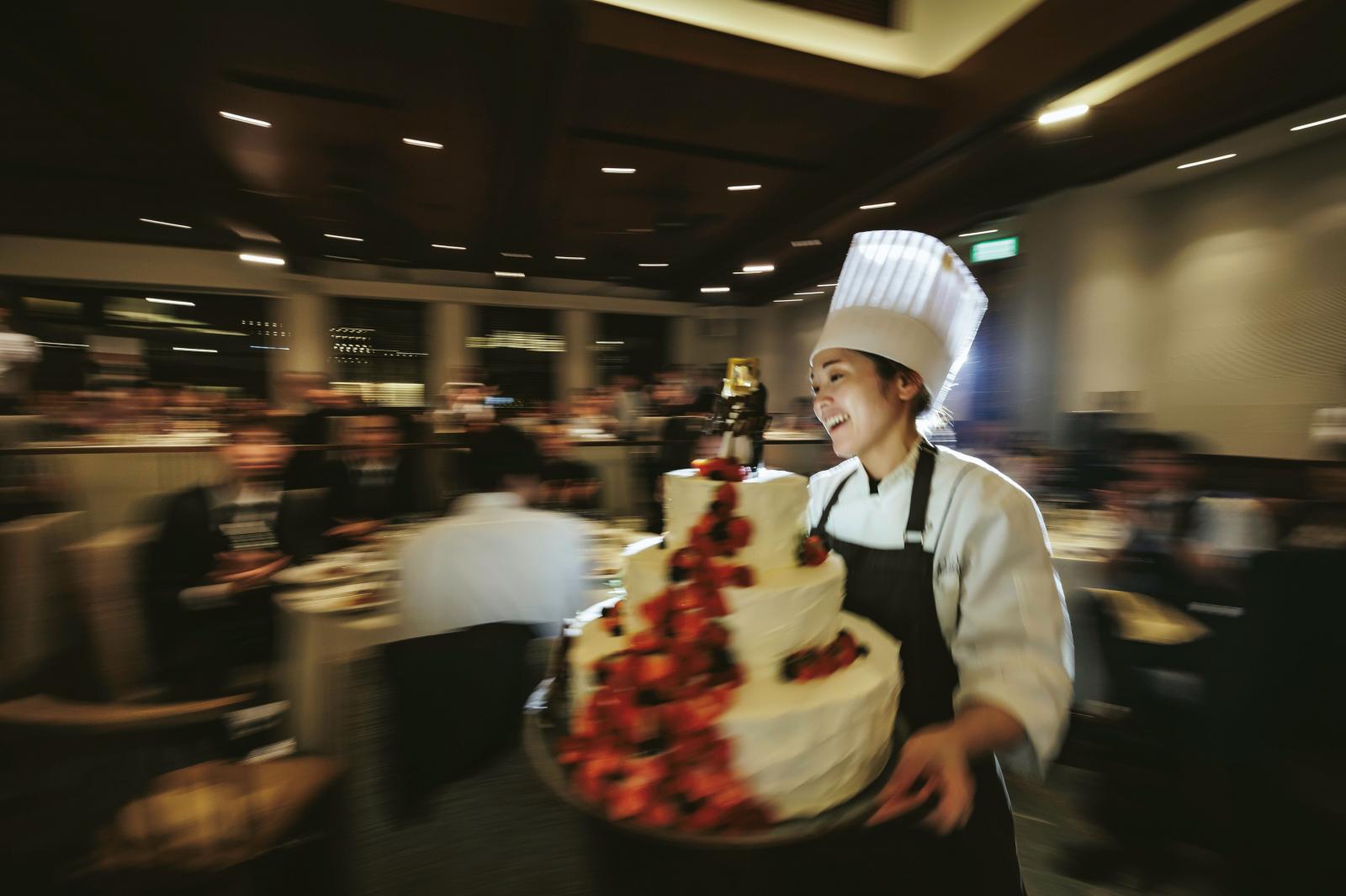 全てが食べれるケーキのお城だって♪専属パティシエだから、2人の希望をカタチに叶えることできる♪どうやって創ったの？そんな声が飛ぶほど、見た目でも魅了するデザインはつい写真を撮りたくなる。
