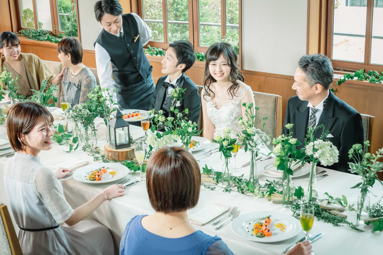 テーブルコーディネートもおふたりらしい装飾でゲストの方をお出迎え