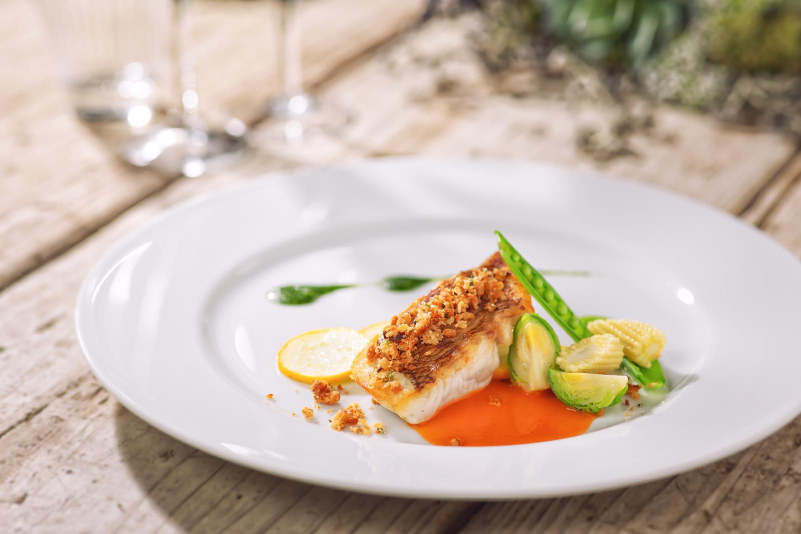 シェフが厳選した有機野菜や地元食材をふんだんに使用した逸品がゲストに好評