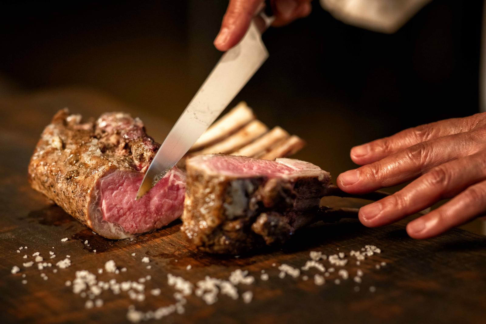 満足を超える感動の料理を目指し、多種多様な料理スタイルや料理コースをご準備。