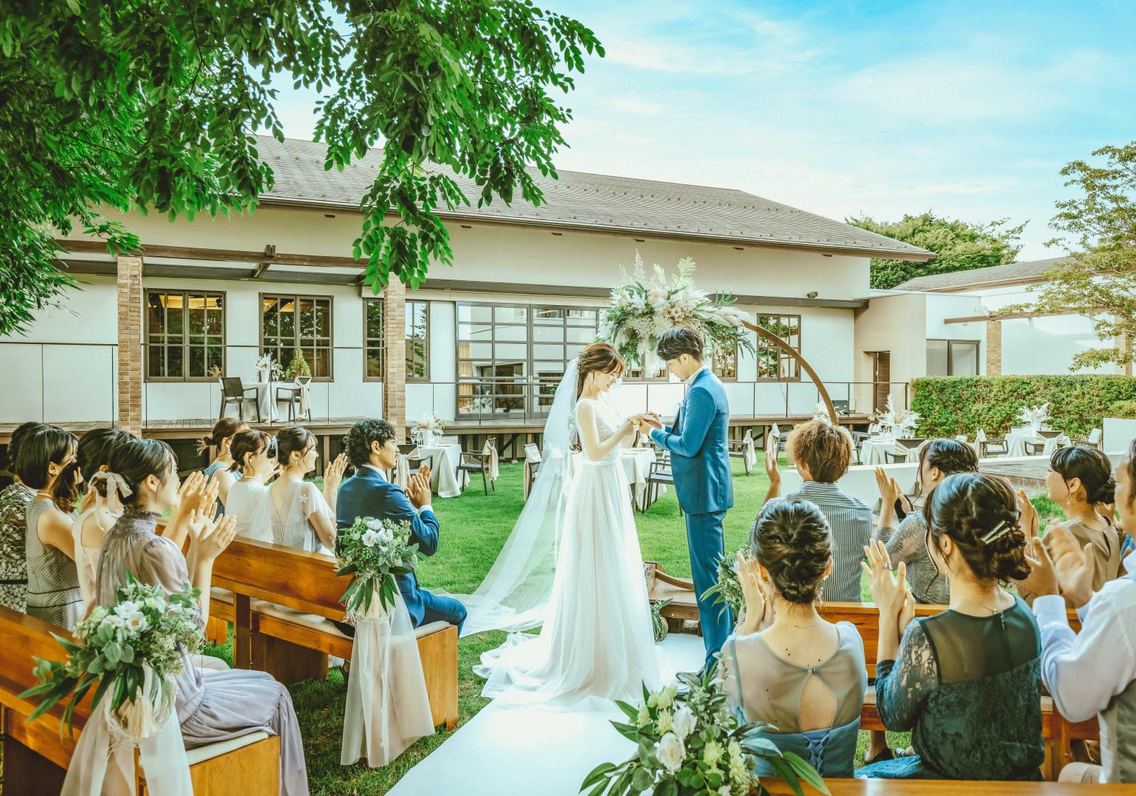 海外Wの定番。広いガーデンが◎挙式の緊張もほぐれふたりも自然に笑顔になる。
