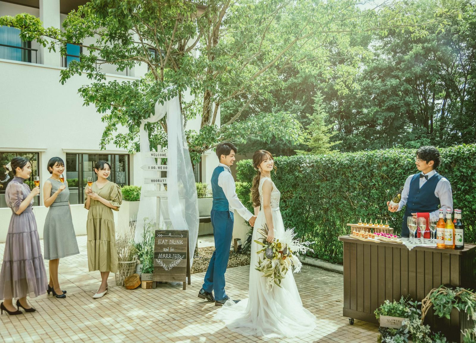 鮮やかな森の緑、澄んだ空の青はふたりの姿をより美しく見せてくれる魔法。