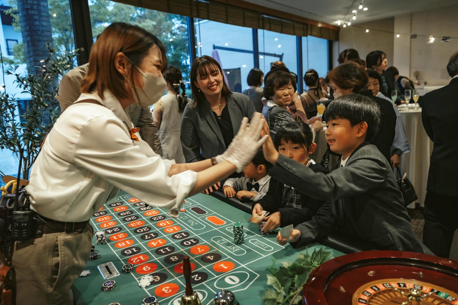 お客様の一番目の前に立つ、サービスパフォーマー達が楽しませてくれる