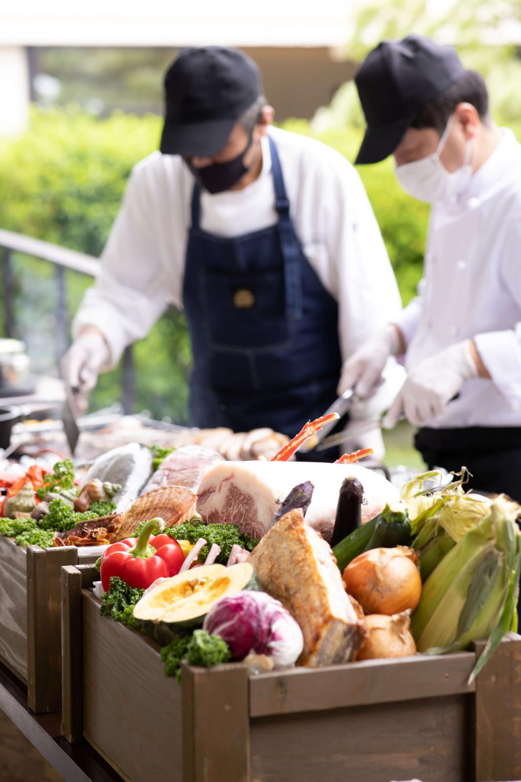 シェフが並び、まるで外国のマルシェのよう♪目でも楽しめる