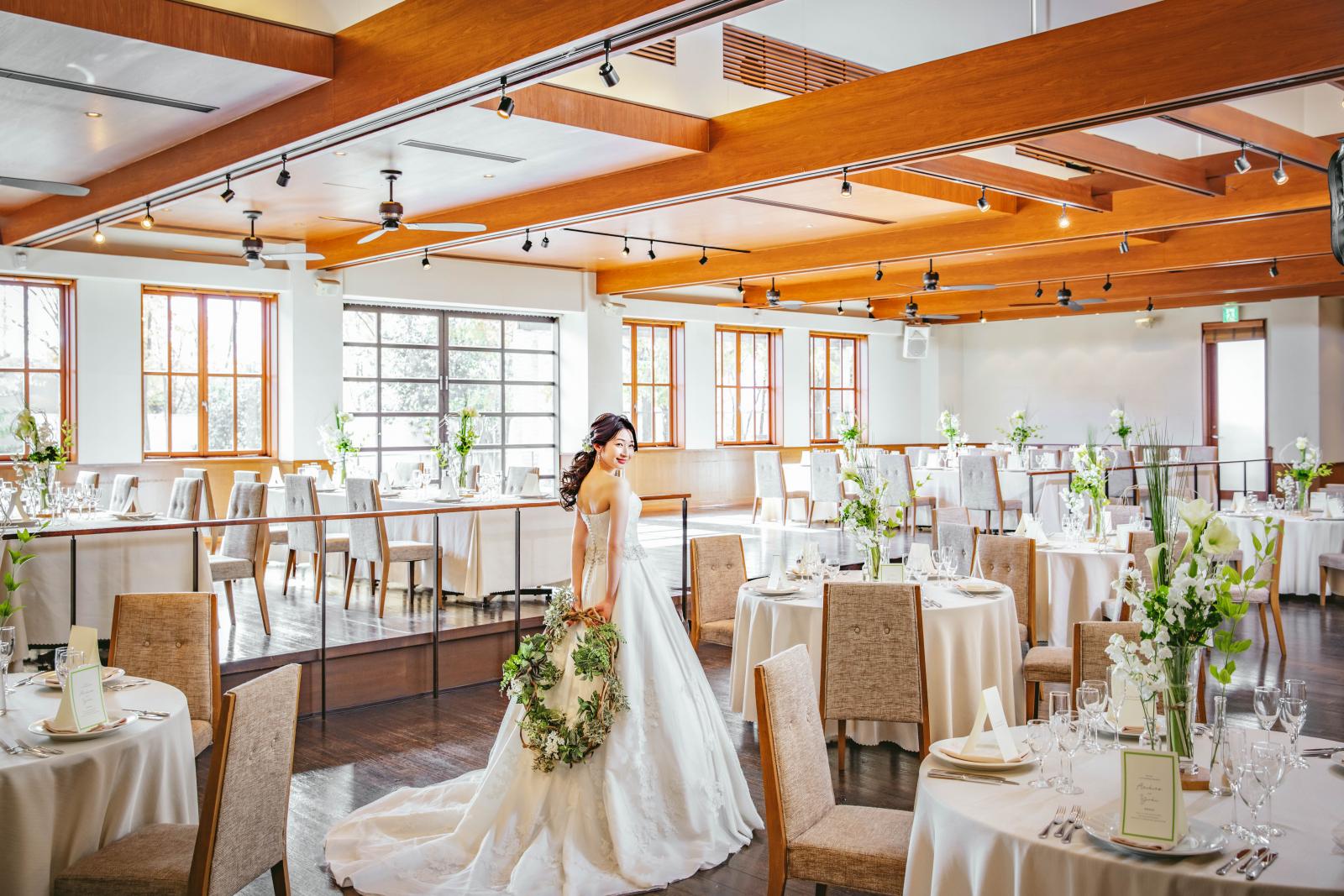 白い壁や梁が特徴的な『ラヴィモア』窓も多く常に緑を感じられるナチュラルな空間。会場内にフラワーアレンジやタペストリーを飾っても◎素朴な空間だからふたりの自由な発想でコーディネート