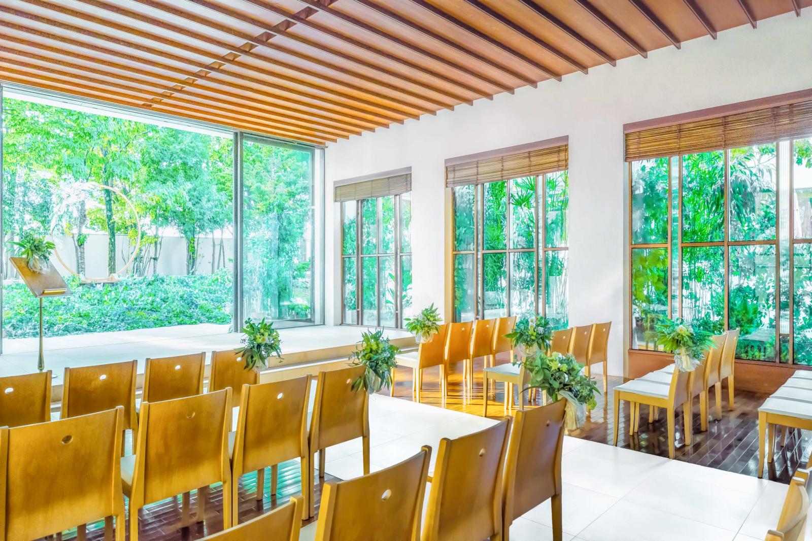 森に包まれたように感じるこのチャペルなら、緊張しすぎることなく自然体で誓いの瞬間を迎えらえれる。全館貸切だから、当日が雨でもチャペルでの挙式に変更も可能。