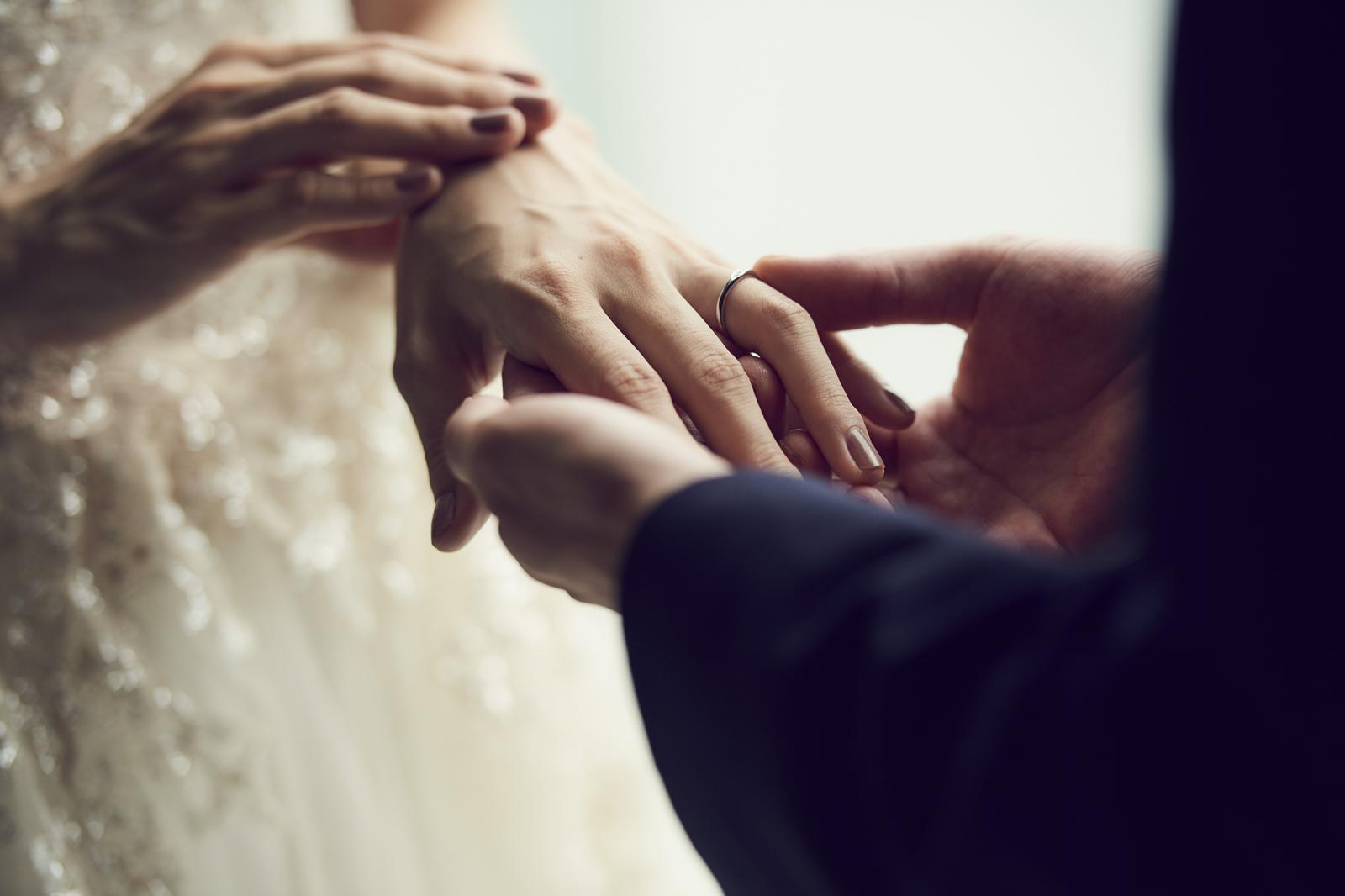 指輪交換の瞬間は、新郎新婦だけでなくゲストにとっても感動的なひととき