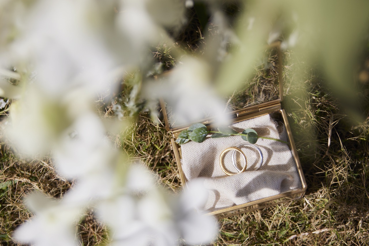 指輪を入れる特別なボックスを用意し、結婚後も大切な記念品として残せます