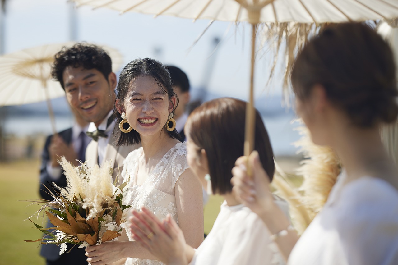 結婚式でゲストと笑い合う瞬間は、思い出に残る楽しいひとときとなる