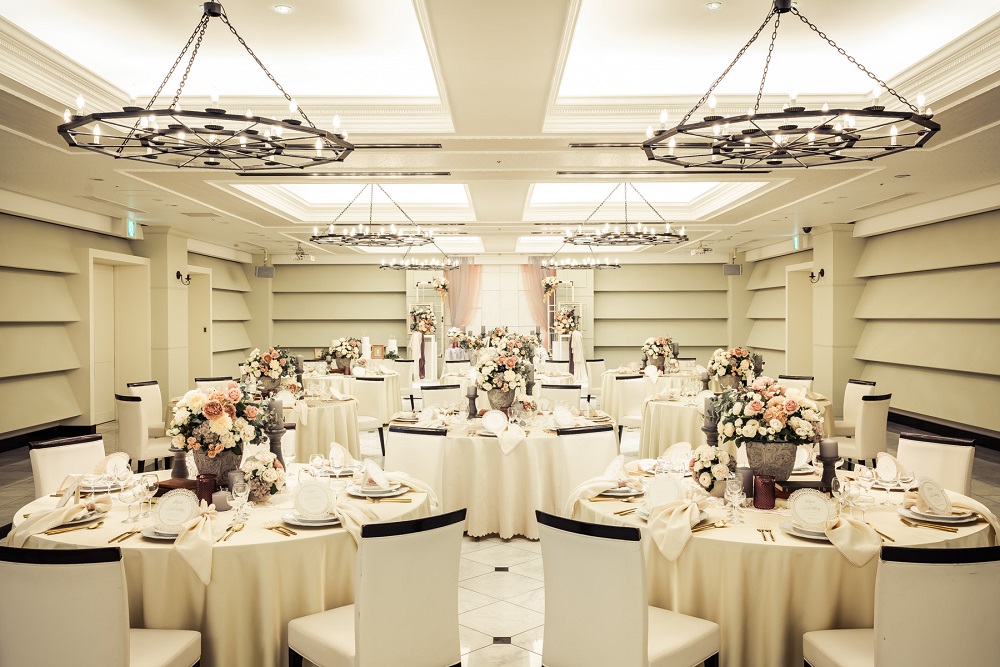 プレパーティ、アフターパーティなど<br />
多彩なパーティスタイルに対応。<br />
会場専用のウェイティングスペースなど<br />
ゲストとの時間をゆっくり楽しむワンランク上の<br />
ウェディングが叶います。