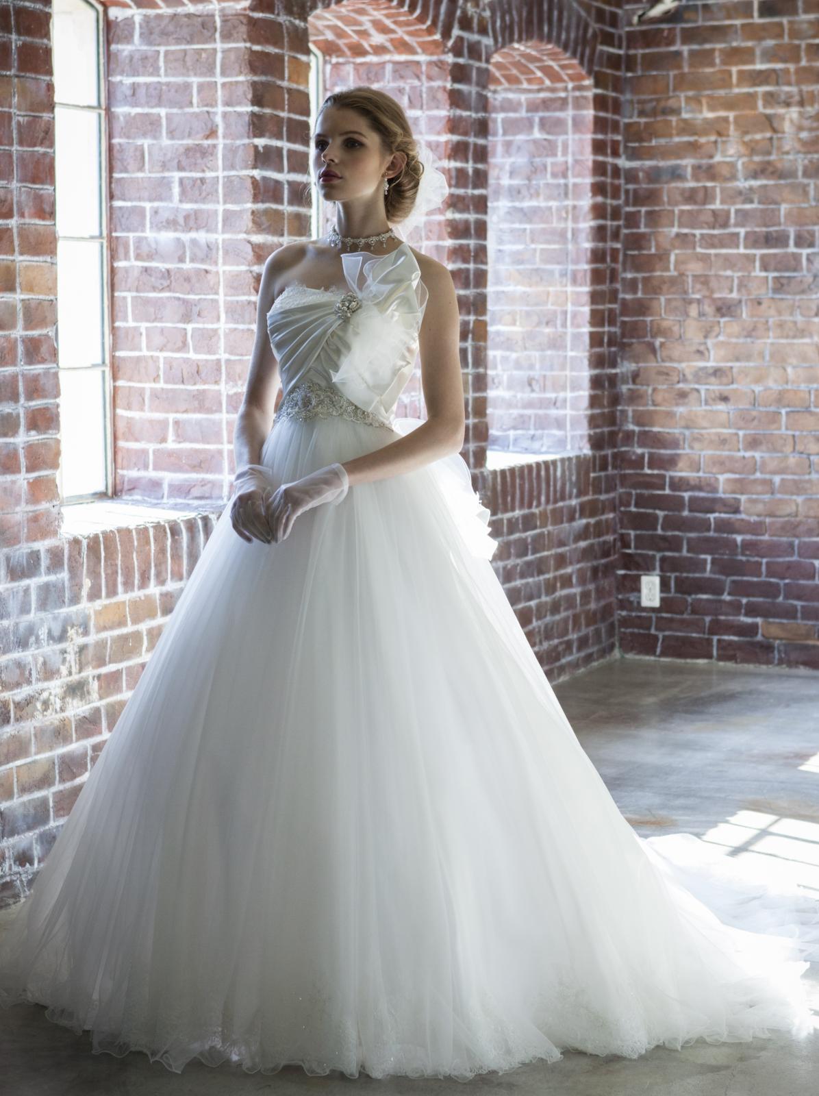 ふんわりと空気を含んだようなシルエットはフェアリーな愛らしさを演出。胸元の大きなリボンが個性的な印象